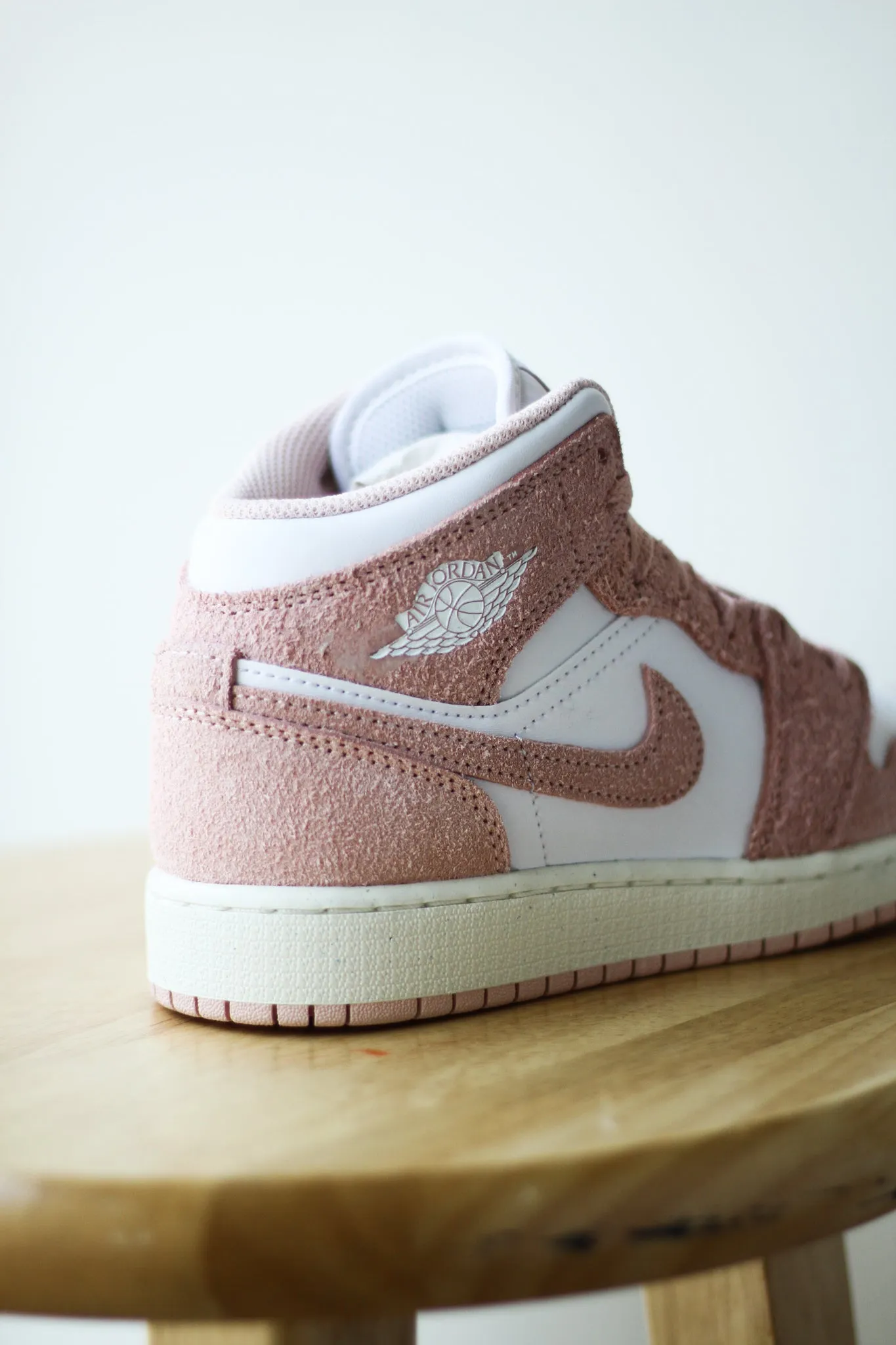 AIR JORDAN 1 MID SE (GS) "LEGEND PINK"