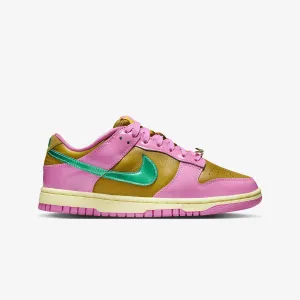 Nike | WMN'S DUNK LOW X PARRIS GOEBEL  { PLAYFUL PINK/MULTI-COLOR-BRONZINE