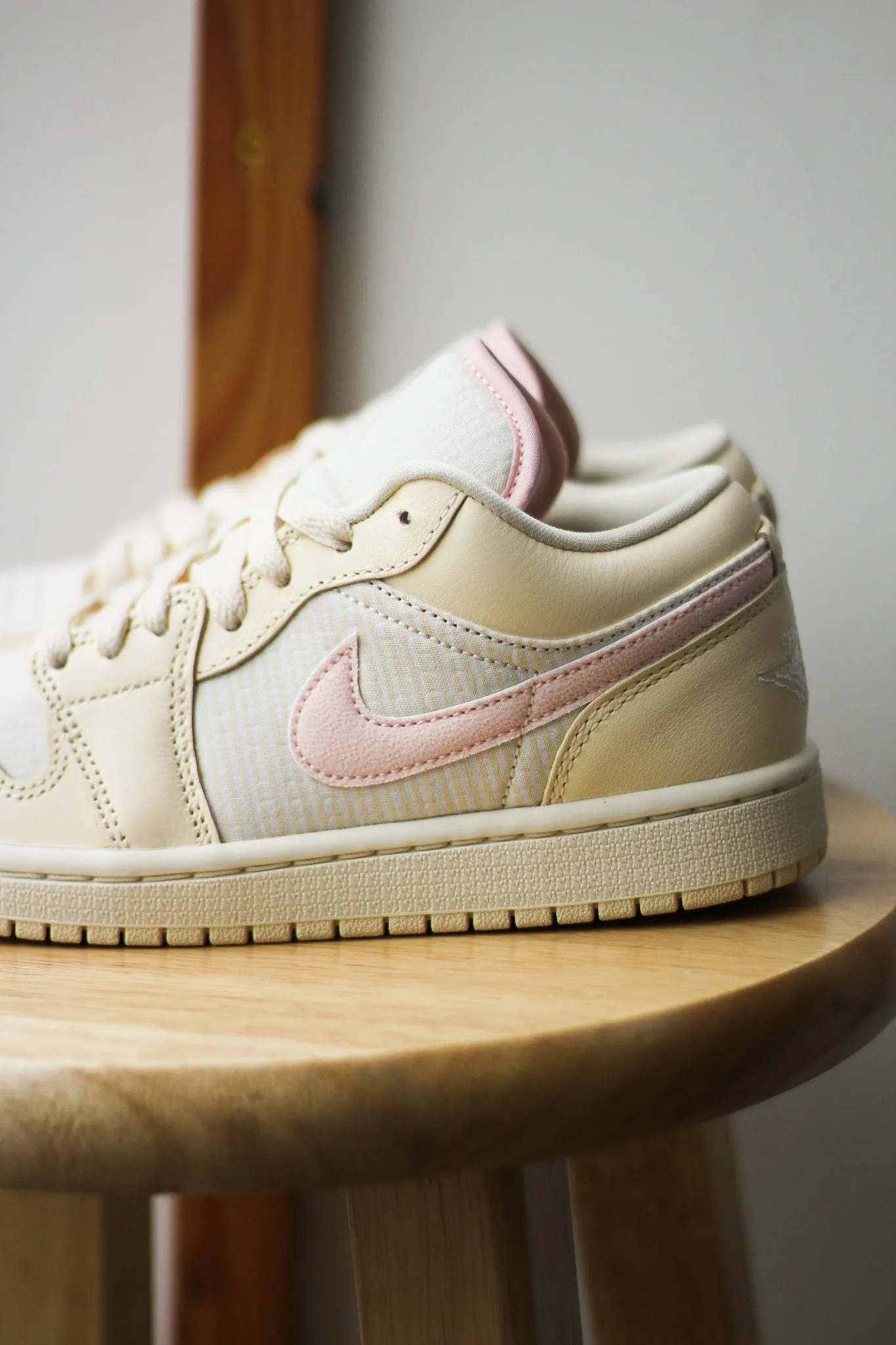 W AIR JORDAN 1 LOW SE "MUSLIN"