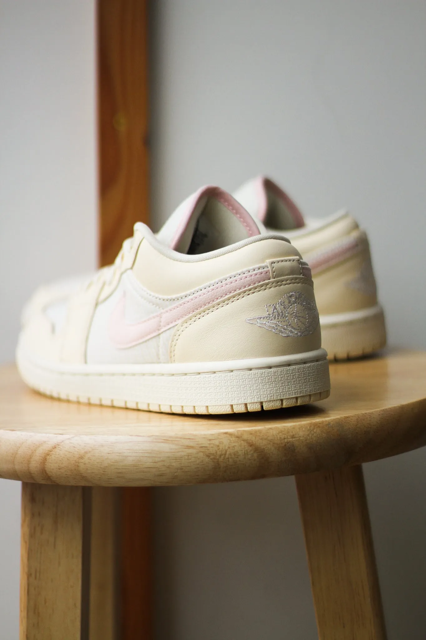 W AIR JORDAN 1 LOW SE "MUSLIN"